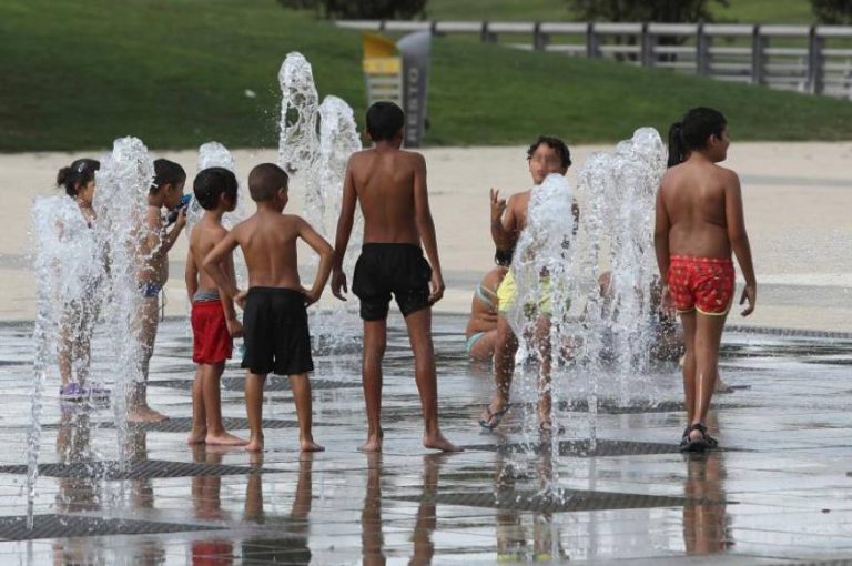 FOTOGRAFÍA.22.07.2019. PARQUE JUAN CARLOS I DE MADRID (MADRID) ESPAÑA, 22.07.2019. 44 grados en Valencia y 41 en Sevilla o Córdoba.- Un grupo de niños se refrescaba este martes en el parque madrileño de Juan Carlos I debido a las altas temperaturas por la ola de calor. Efe