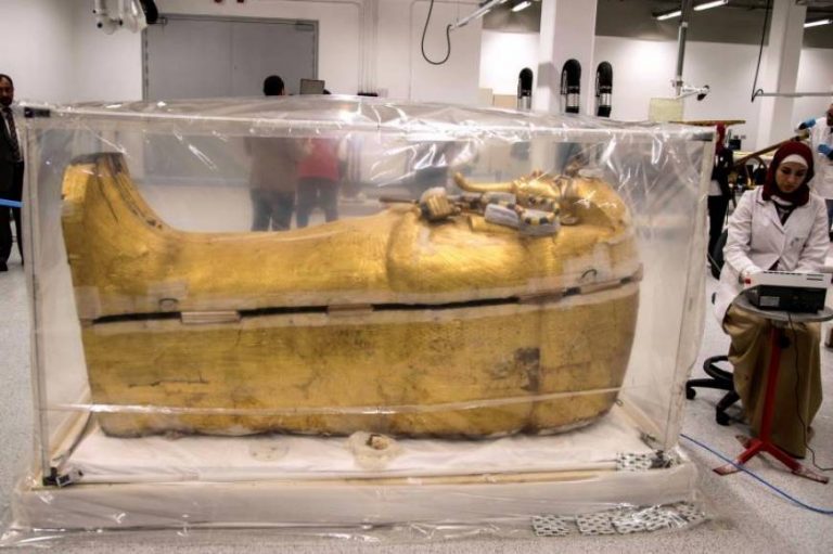Extremo cuidado para volver a dar lustre al sarcófago del niño faraón Tutankamón