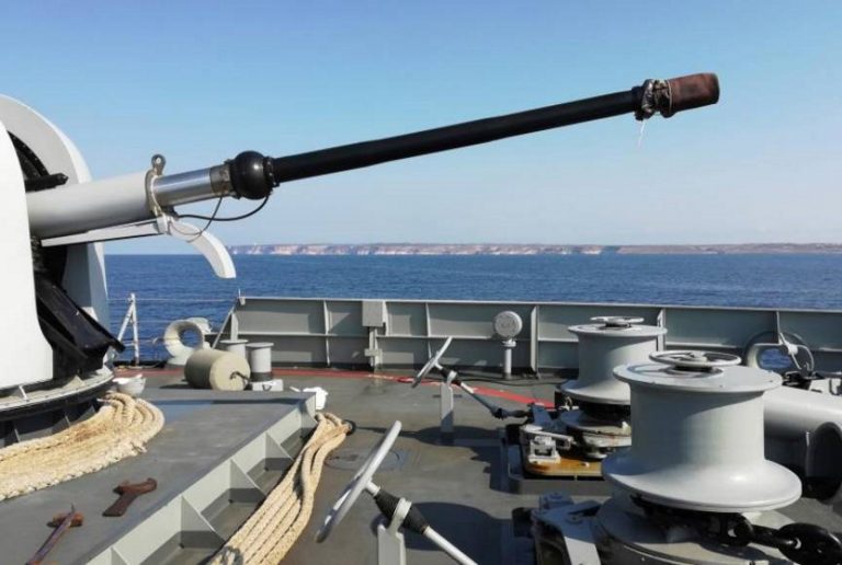 Llega a Italia el «Audaz» de Armada Española para traer a 15 inmigrantes de Open Armas