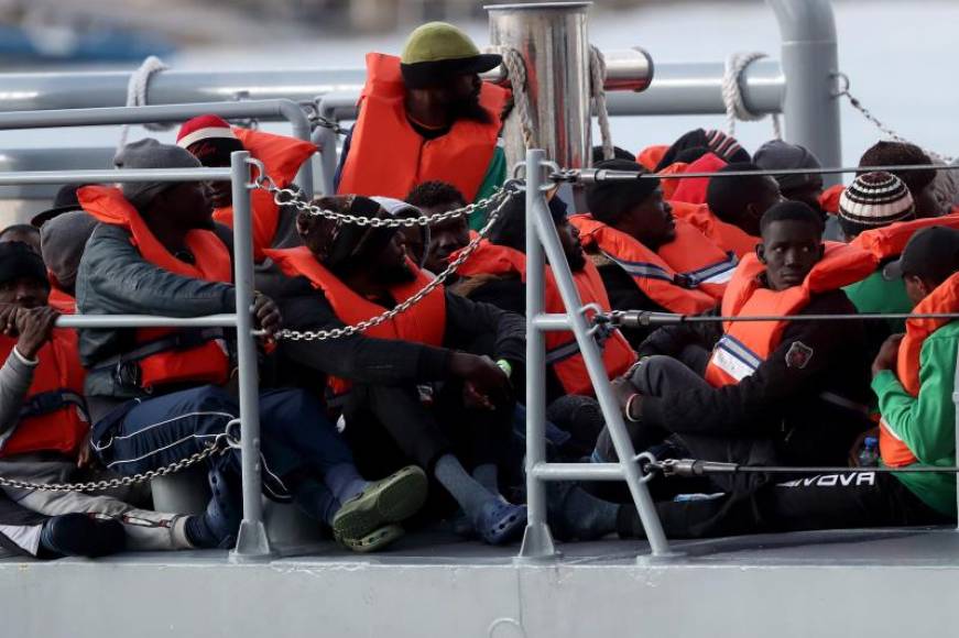 FOTOGRAFÍA. AGUAS INTERNACIONALES FRENTE A LA ISLA ITALIANA DE LAMPEDUSA, AGOSTO DE 2019. Barcos taxi de inmigrantes ilegales esperan un puerto en el Mediterráneo. Efe