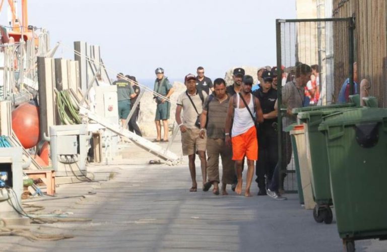 Trasladan a Almería a 27 inmigrantes recogidos de 2 pateras