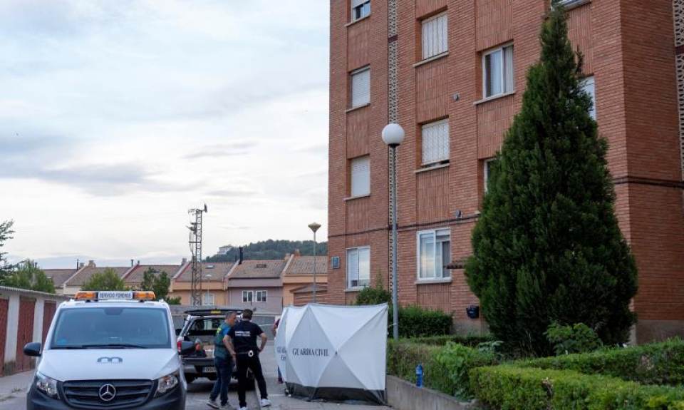 FOTOGRAFÍA. ANDORRA (TERUEL) ESPAÑA, 07.08.2019. Efectivos de la Guardia Civil este miércoles en las inmediaciones de la vivienda de Andorra (Teruel) en la que se registró el suceso. Efe.