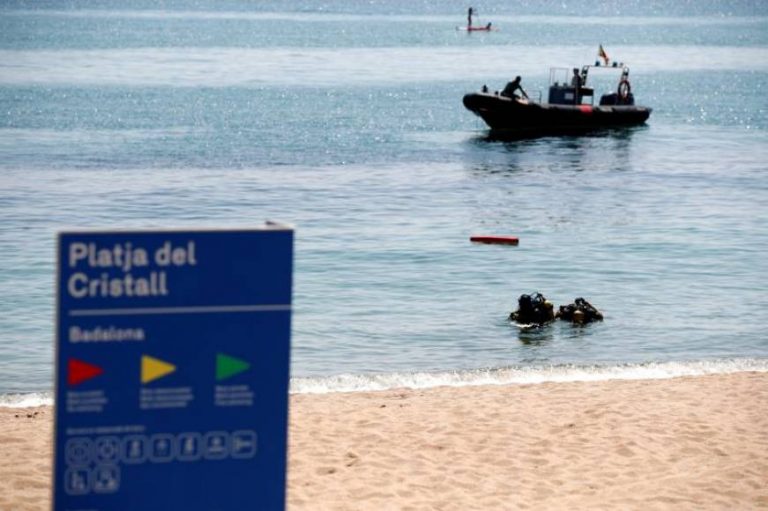 Cierran una playa de Badalona (Barcelona) tras hallar artefacto en el agua