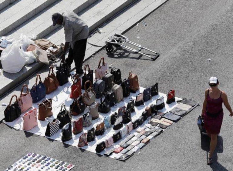 Manteros: «No hay diferencia entre Derecha e Izquierda», son igual de malos