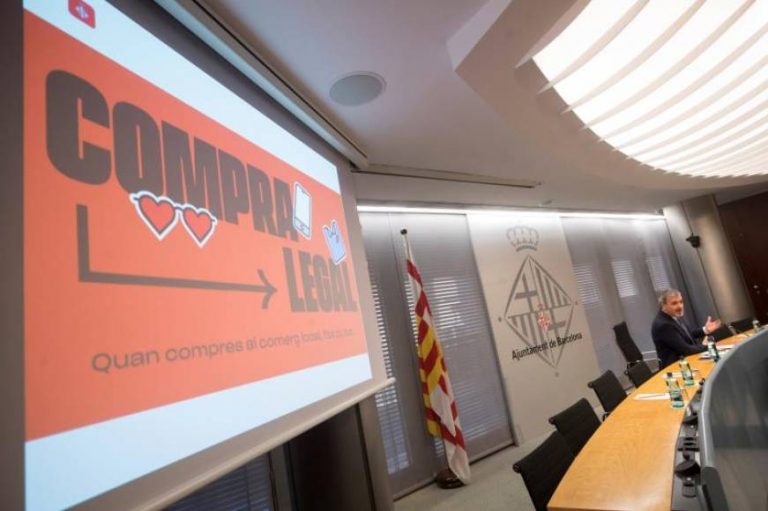Ada Colau promueve el «comercio legal» en Barcelona