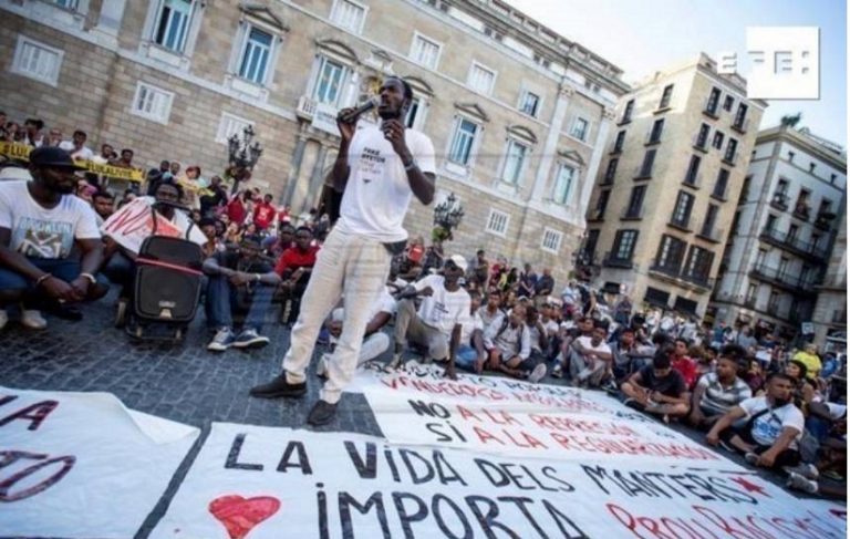 Manteros: «Tenemos derecho a tener derechos, papeles para todos y no a la represión»