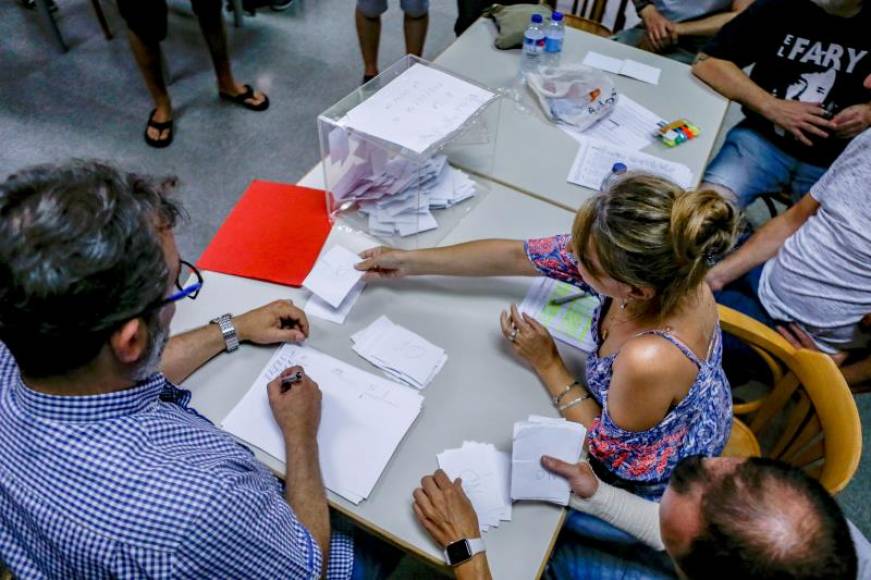 FOTOGRAFÍA. BARCELONA (ESPAÑA), 08.08.2019. Los trabajadores de Trablisa, la empresa encargada de los controles de seguridad en el Aeropuerto de Barcelona-El Prat. Efe