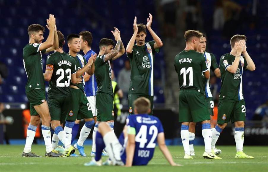 FOTOGRAFÍA. BARCELONA (ESPAÑA), 16.08.10º9. Los jugadores del RCD Espanyol celebran la victoria ante el FC Lucerna. Efe.