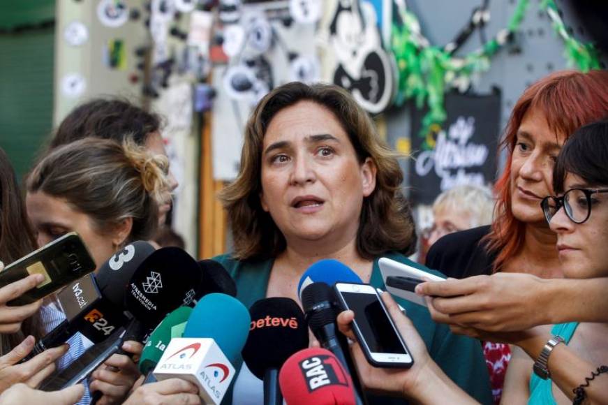 FOTOGRAFÍA. BARCELONA (ESPAÑA), 16.08.2019. La alcaldesa de Barcelona, Ada Colau (c), atiende a los medios de comunicación durante su visita de este viernes a las fiestas del barrio de Gràcia. Efe