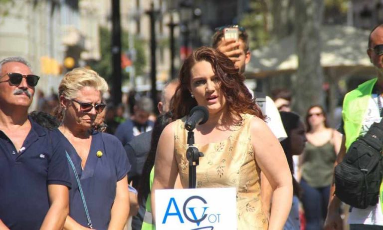 La soprano Claudia Aquino canta por las víctimas del 17A Cataluña