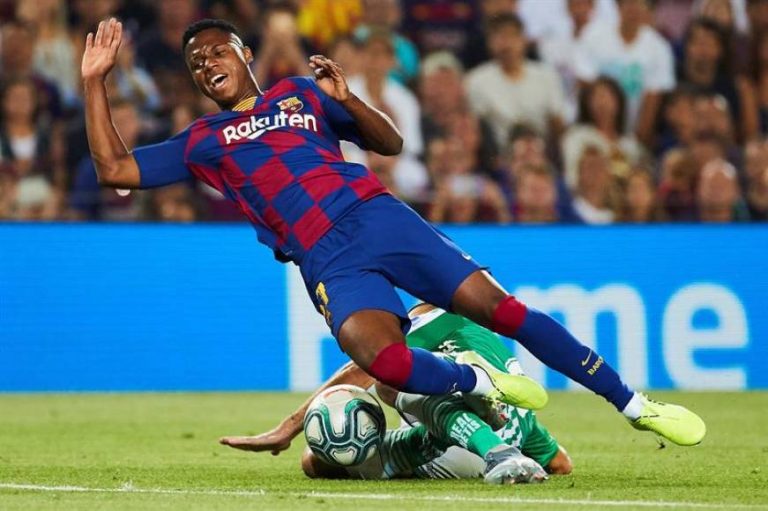 Messi se funde en un abrazo con Ansu Fati al final del partido