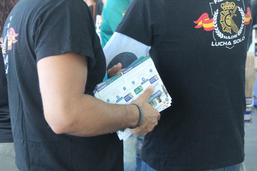 FOTOGRAFÍA. BARCELONA (ESPAÑA), 31.08.2019. Policías nacionales y guardias civiles, de Jucil y jupol 8Jusapol) con los turistas. Ñ pueblo (6)