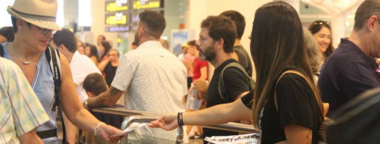 Policías y guardias civiles inician la campaña «Turismo y Vacaciones Seguras» en Barcelona