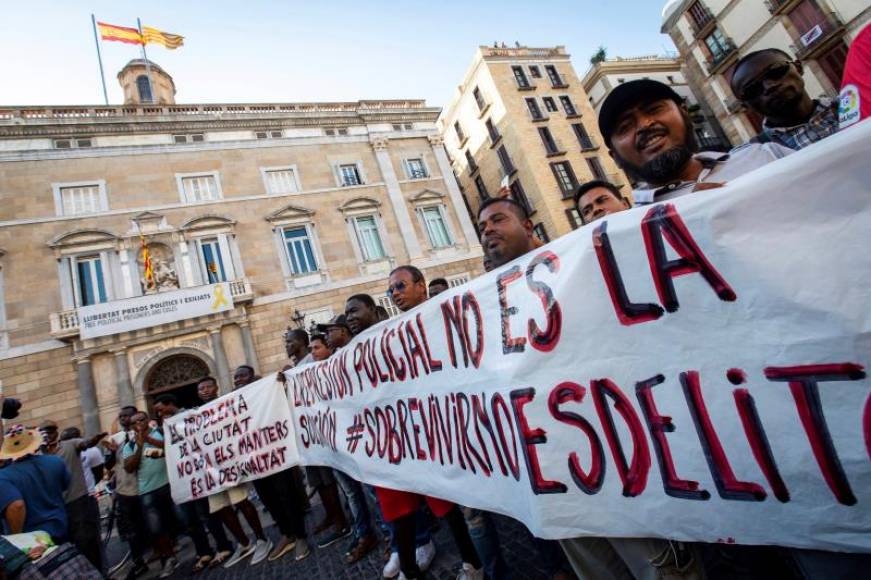 FOTOGRAFÍA. BARCELONA (ESPAÑA), AGOSTO DE 2019. Vista los inmigrantes de la venta ilegal de mercancías falsificadas conocidos como los «Manteros» y su mercancía «Top Manta». Efe