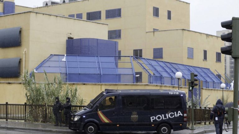 Se fugan unos veinte inmigrantes de un CIE de Tenerife tras un motín