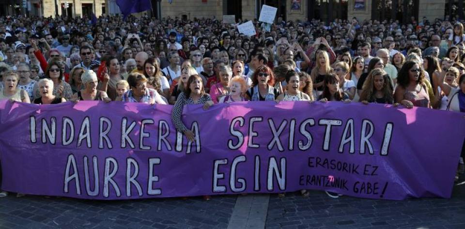 FOTOGRAFÍA. BILBAO (ESPAÑA), 03.08.2019. Momento de la concentración en protesta por una agresión sexual grupal a una joven de 18 años en Bilbao, este viernes en la capital vizcaína. Efe.