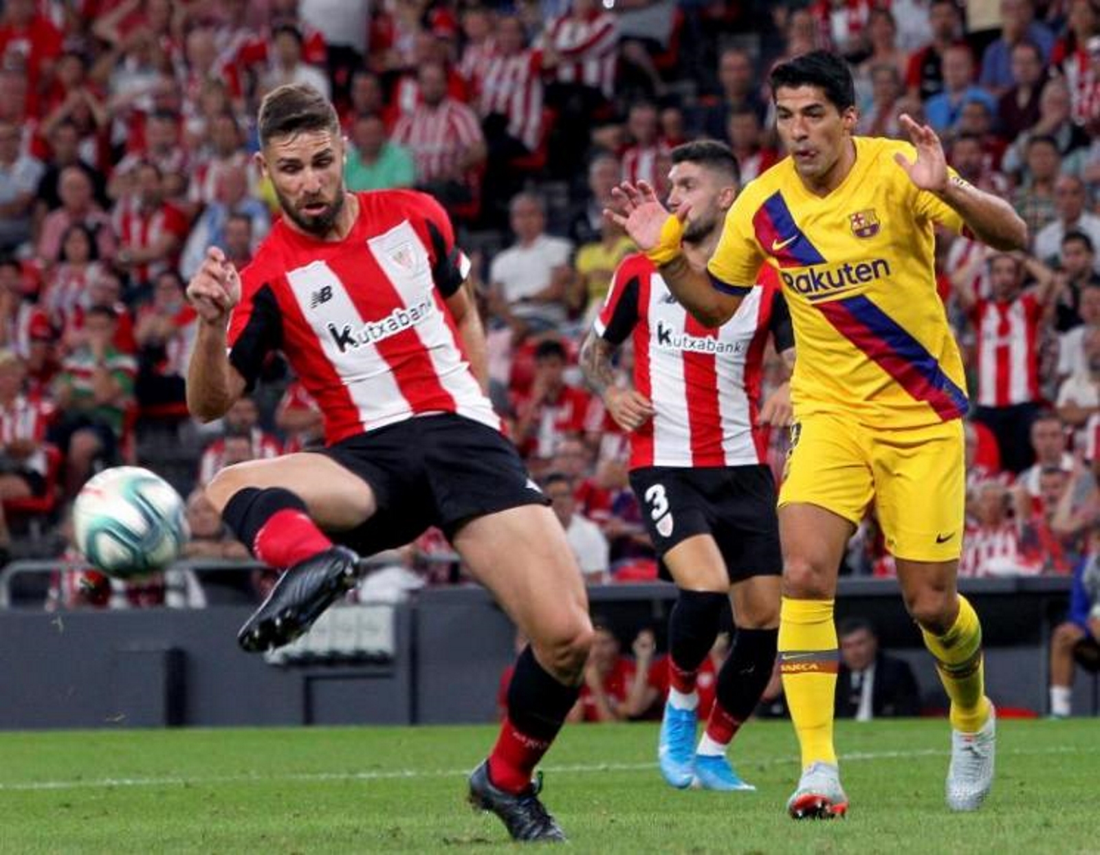 FOTOGRAFÍA. BILBAO (ESPAÑA), 16.08.2019. El defensa del Athletic Club de Bilbao Yerai (i) despeja. El balón ante la presencia del delantero del FC Barcelona Luis Suarez (d). efe