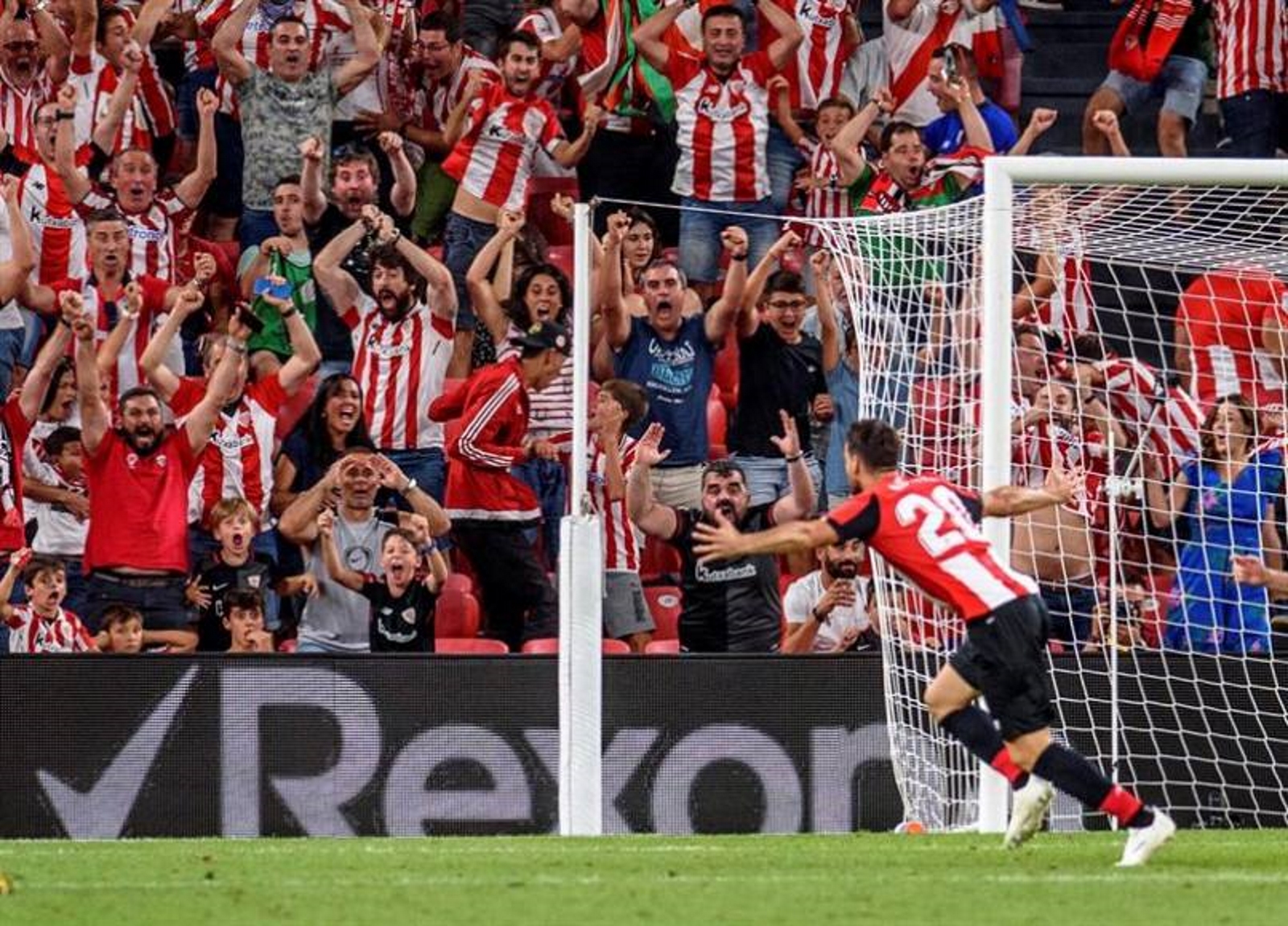 FOTOGRAFÍA. BILBAO (ESPAÑA), 16.08.2019. El delantero del Athletic Club de Bilbao Aritz Aduriz celebra su gol, único del partido. Efe