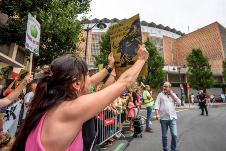Tensión entre antitaurinas y aficionados en Bilbao: «Si quieres sangre, córtate las venas»