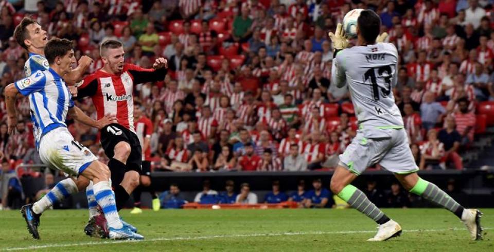 FOTOGRAFÍA. BILBAO (ESPAÑA), 30.08.2019. Athletic de Bilbao Iker Muniain (3i) lanza a puerta ante el portero Miguel Ángel Moyá. Athletic es líder de la liga española 2019-2020. Efe
