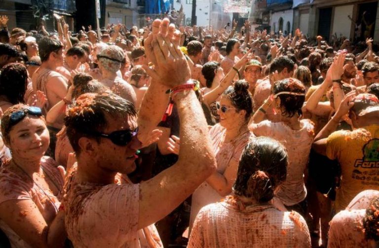 La Tomatina colorea el fin del verano en Buñol con 145.000 kilos de munición