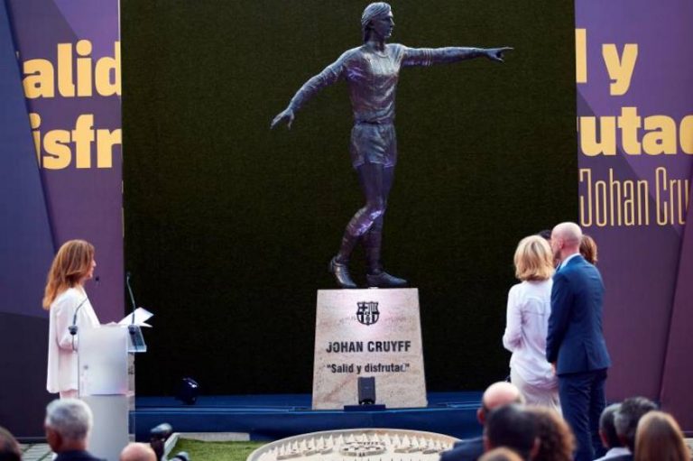 La estatua de Johan Cruyff ya luce en la explanada del Camp de FC Barcelona