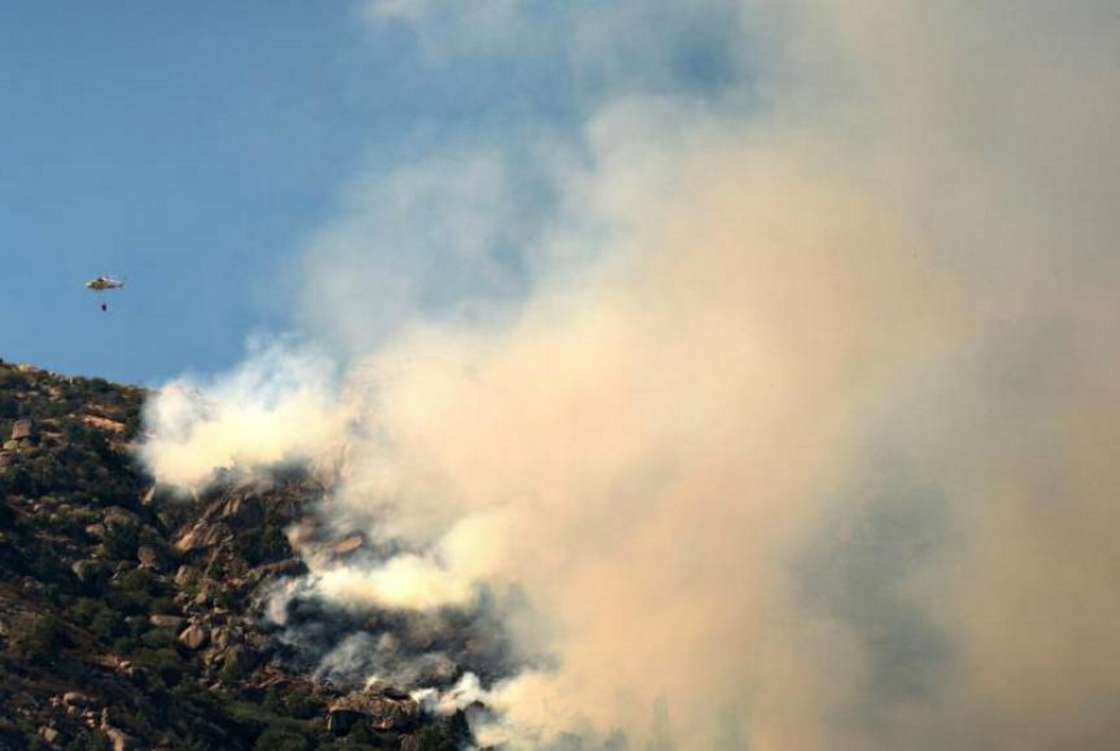 FOTOGRAFÍA. CASTILLA Y LEÓN (ESPAÑA), 13.08.2019. Un helicóptero trabaja en las labores de extinción del incendio declarado este martes en Navalacruz (Ávila). Efe