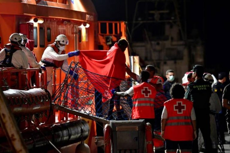 Recogen una balsa con 6 inmigrantes marroquíes en el Estrecho de Gibraltar