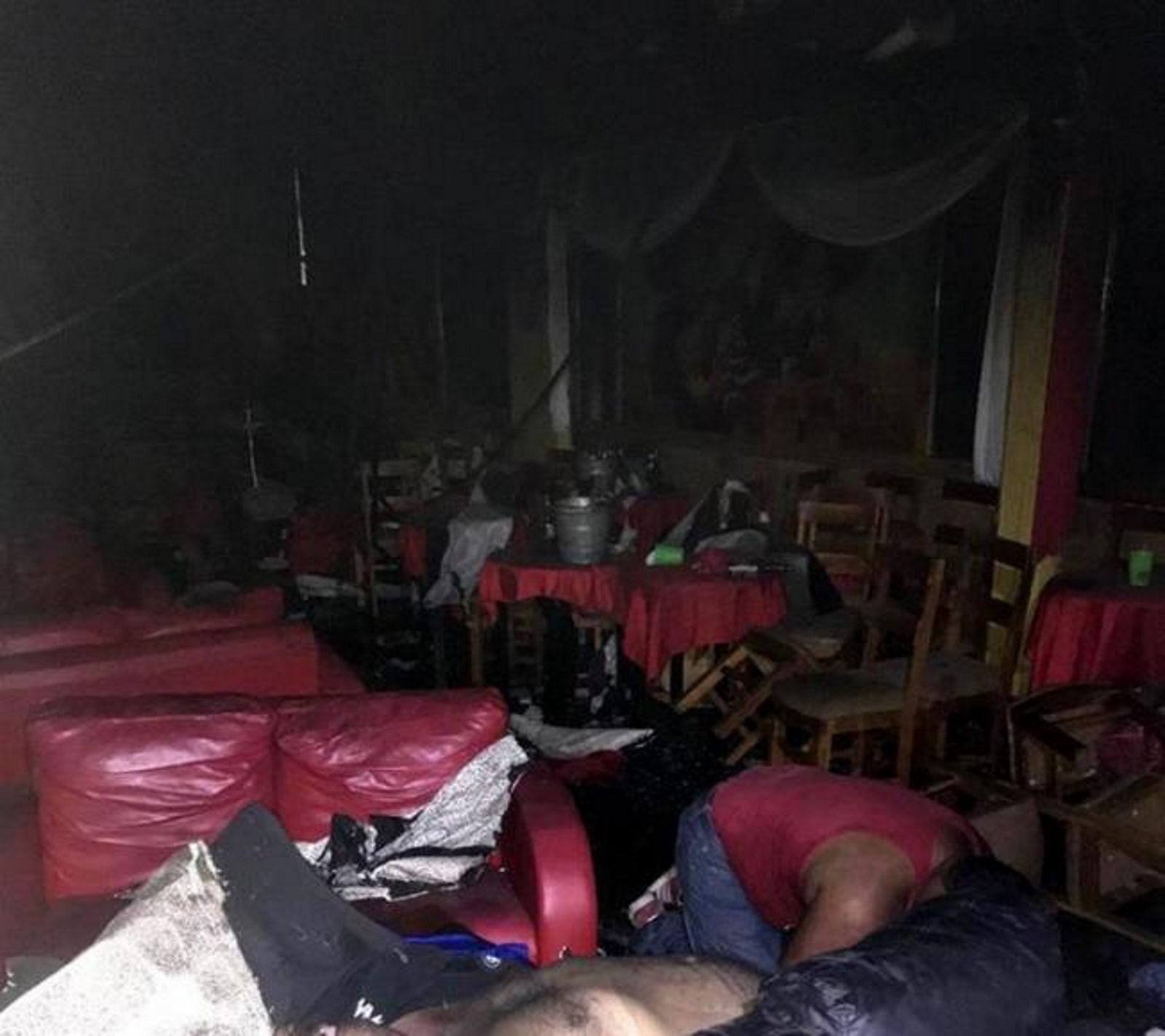 FOTOGRAFÍA. COATACOALCOS (VERACRUZ (MÉXICO9, 27.08.2019. Interior local donde unas 23 personas murieron en ataque con cócteles molotov contra un bar de Coatzacoalcos, Veracruz. Efe