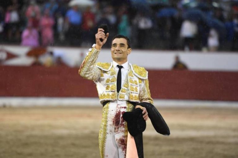 La autenticidad de Paco Ureña por naturales salva la tarde en Colmenar Viejo