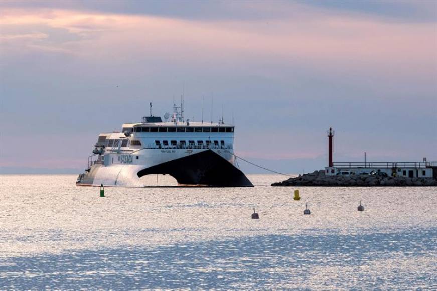 FOTOGRAFÍA. DENIA 8ALICANTE), 17.08.2019. El pasaje del ferry 'Pinar del Río', de la compañía Balearia, que cubre la línea entre Ibiza y Denia. Efe