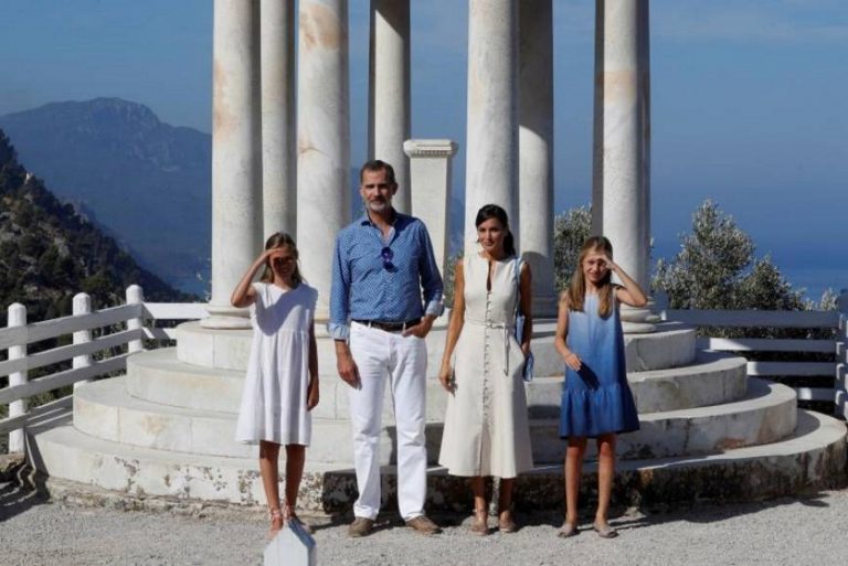 Los reyes visitan con sus hijas la Casa Museo de Son Marroig (Mallorca)