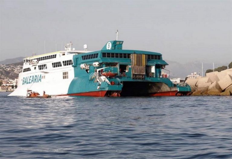 El ferri encallado de Dénia (Alicante) llevaba 393 pasajeros, todos ilesos y evacuados