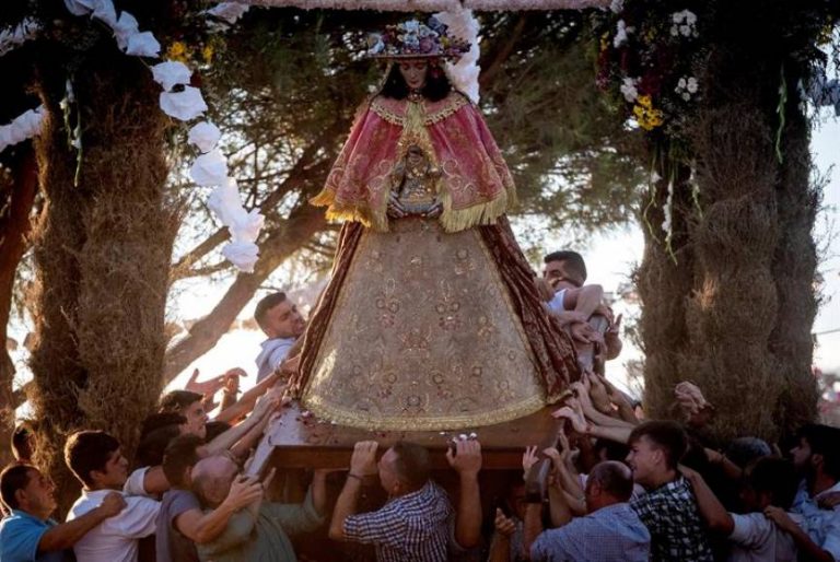 La Virgen del Rocío llega a Almonte arropada por miles de fieles