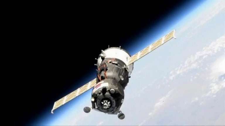 La nave Soyuz con el androide ruso «Fiódor» se acopla a la (EEI) al segundo intento