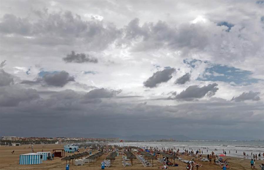 FOTOGRAFÍA. ESPAÑA, 25.08.2019. Vista de una playa española. La Aemet alerta de que con el aviso naranja hay riesgo meteorológico importante. Efe