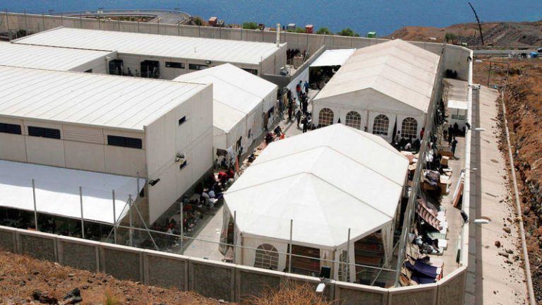 Otra fuga de inmigrantes del CIE de Tenerife en una semana, durante el cambio de turno