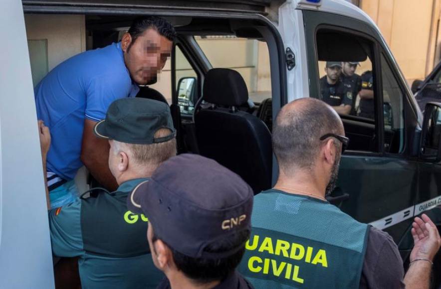 FOTOGRAFÍA. HUELVA (ESPAÑA), 09.08.2019. Llegada a los juzgados, donde han sido puestos a disposición del Juzgado de Instrucción 5, los dos hermanos vendedores ilegales detenidos. Efe