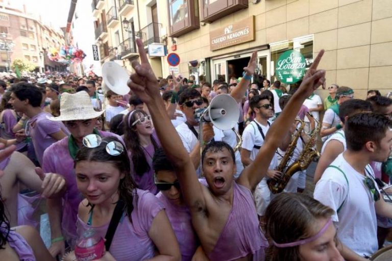 El estallido del chupinazo de San Lorenzo desata un huracán festivo en Huesca