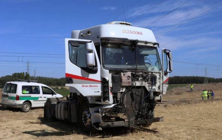 Tren Alvia Santander-Alicante con 266 pasajeros choca con un camión en Husillos (Palencia)