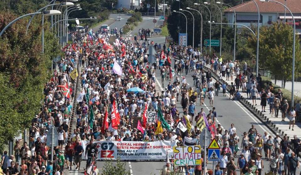 FOTOGRAFÍA. IRUN (GUIPÚZCOA) ESPAÑA. 24.08.2019. La 'contracumbre' que se opone al G7 celebran una manifestación entre las localidades de Hendaia (Francia) e Irun (Guipuzcoa). Efe