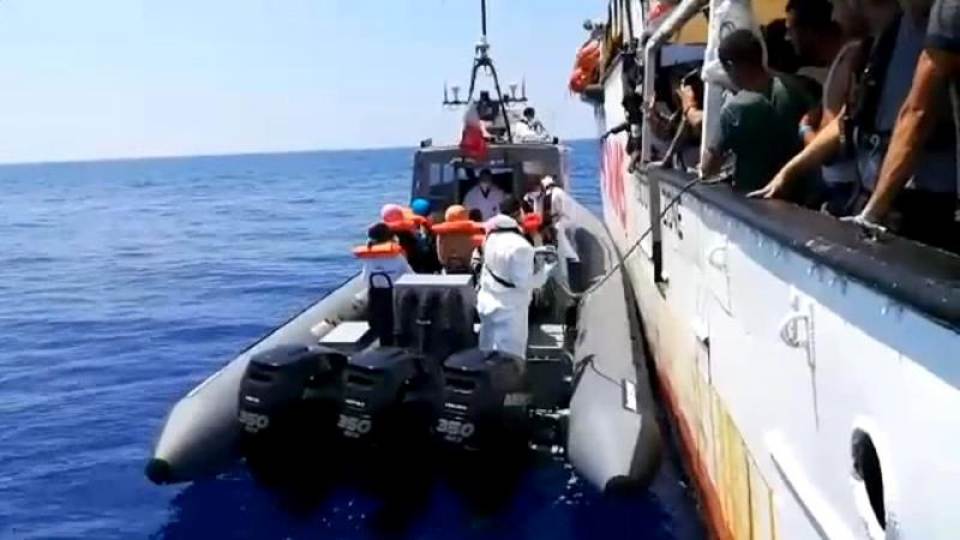 FOTOGRAFÍA. Imagen tomada de un vídeo facilitado por Open Arms de éste lunes, 12 de agosto de 2019 del momento en que varios inmigrantes. Efe
