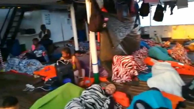 Open Arms llega a Italia y exige a Europa un «Puerto» para desembarcar a 147 inmigrantes