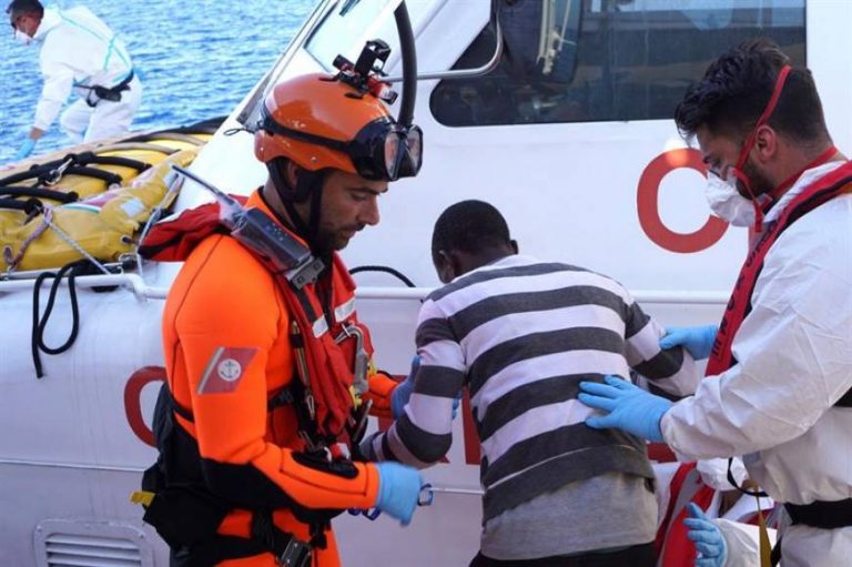 Los 27 (MENAS) del «Open Arms» desembarcados en Lampedusa (Italia)