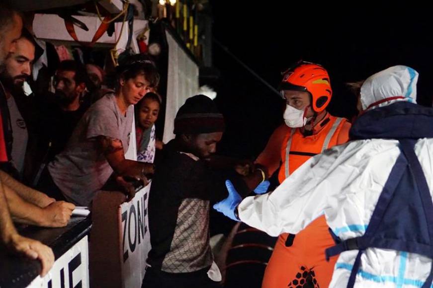 FOTOGRAFÍA. LAMPEDUSA (ITALIA), 19.08.2019. Efectivos de la Guardia Costera proceden a la evacuación de 8 inmigrantes ilegales «necesitadas de asistencia urgente». Efe