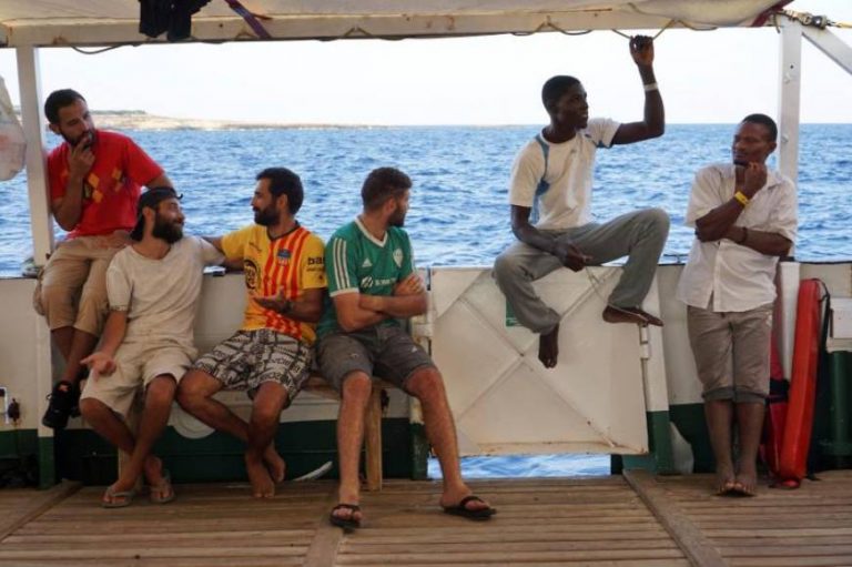 El Gobierno progresista de Italia rechaza el desembarque de 150 inmigrantes