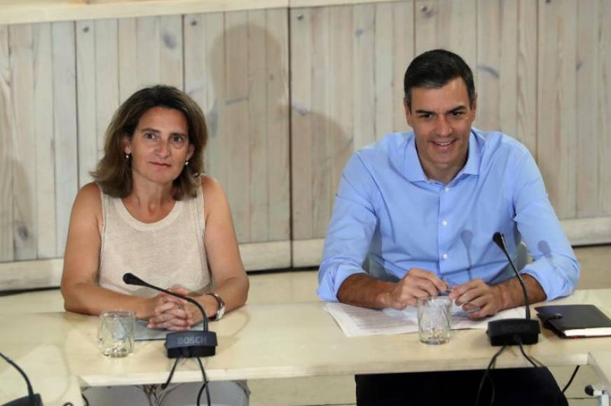 FOTOGRAFÍA. MADRID (ESPAÑA), 05.08.2019. El líder del PSOE y presidente del Gobierno en funciones, Pedro Sánchez, y la ministra de Transición Ecológica en funciones, Teresa Ribera. Efe.