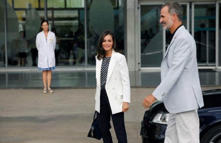 El rey Juan Carlos evoluciona satisfactoriamente y seguirá aún en la UCI