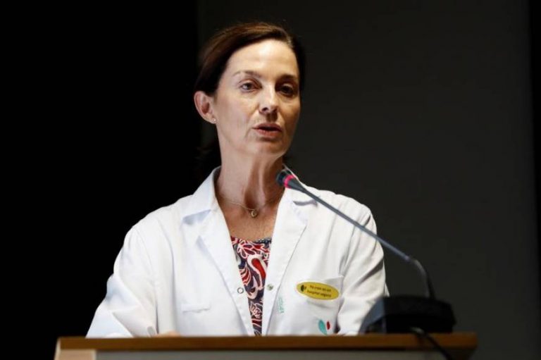 El Rey emérito Juan Carlos ha dado «sus primeros pasos» y ya sin «drenajes torácicos»