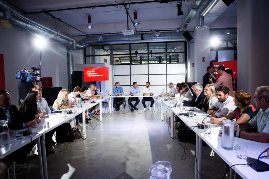 FOTOGRAFÍA. MADRID (ESPAÑA), 27.08.2019. El presidente del Gobierno en funciones, Pedro Sánchez (c), investidura,plazos acuerdos podemos y psoe. Efe